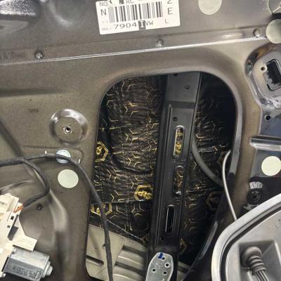 Vytlumení dveří antivibrační a tlumící hmotou pro výrazně kvalitnější poslech hudby ve VW Sharan