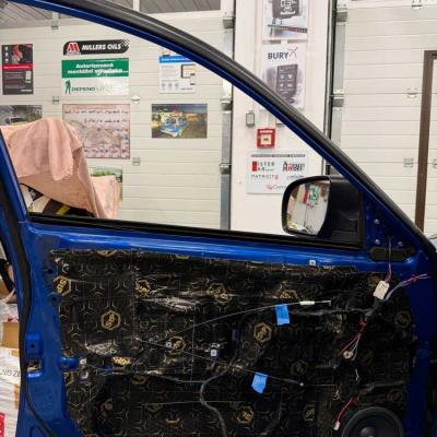 Vytlumeni Dveri Vymena Autoradia Subaru 4